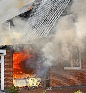 Garagenbrand greift auf Wohnhaus über - Großeinsatz in Nordhorn Bei einem Großbrand in Nordhorn wurden am Samstagnachmittag eine Garage und ein angrenzendes Wohnhaus erheblich beschädigt. Zwei Personen kamen mit Verletzungen in ein Krankenhaus. Um 13.43 Uhr wurde die Ortsfeuerwehr Nordhorn am Samstag, den 10. Oktober 2015 mit einem B3-Alarm (Mittelbrand) in den Stadtteil Neuberlin gerufen. Gemeldet war in der Kölner Straße zunächst ein Garagenbrand. Doch schon auf der Anfahrt konnte der Brandmeister vom Dienst (BvD) eine erhebliche Rauchentwicklung ausmachen, so dass er gleich die Ortsfeuerwehr Brandlecht nachalarmierten ließ. Eine gute und richtige Entscheidung, denn als der BvD an der Einsatzstelle ankam, stand die Garage bereits in Vollbrand. Die Flammen hatten bereits auf das Dach und das Innere des Hauses übergegriffen. Die fünf Bewohner des Hauses waren in Sicherheit, zwei von ihnen mussten jedoch mit dem Rettungswagen in die Nordhorn Euregio-Klinik verbracht werden. Ein Bewohner hatte offenbar noch Löschversuche unternommen und sich dabei Brandverletzungen und eine Rauchgasintoxikation zugezogen, eine Frau kamen ebenfalls in die Klinik.